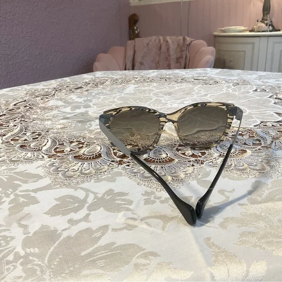 FENDI TRANSLUCENT SUNGLASSES - Picture 8 of 8